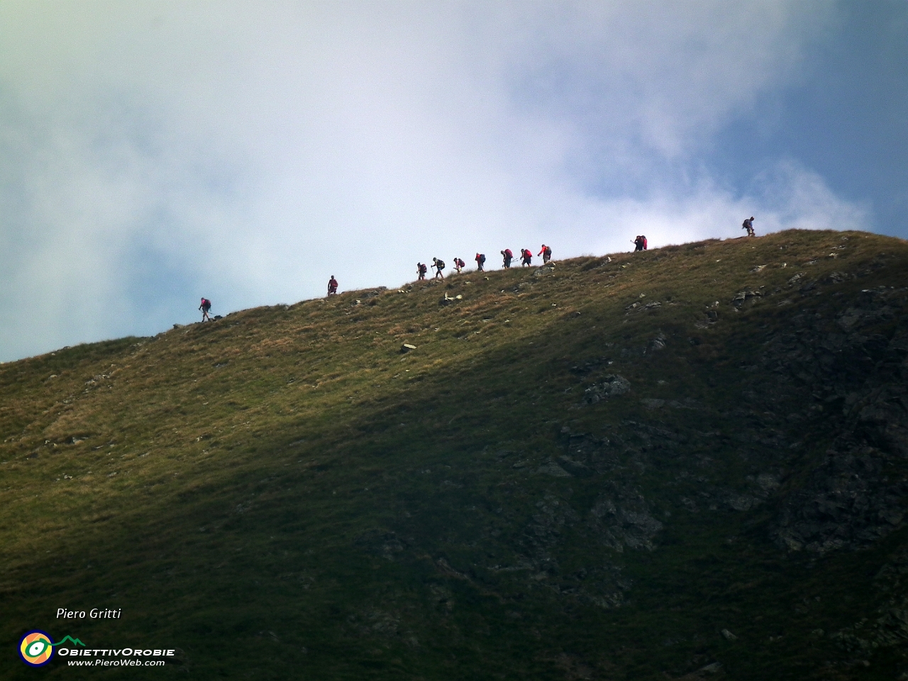 33 il gruppo percorre la cresta di vetta del Chierico (zoom).JPG